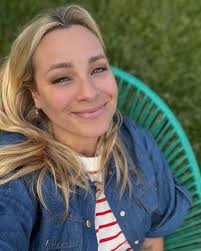 Een hele dag over mezelf gepraat : podcasts, interviews, op bezoek bij de  radio. Hele fijne gesprekken! En toch voel ik me nu een beetje leeg en  uitgebabbeld. Straks de kinderen nog