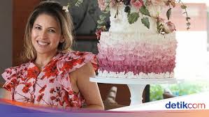 It's simple to save today! Keren Kue Pengantin Ini Dipenuhi Bunga Segar Yang Cantik