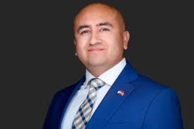 📸 Thrilled to reveal my new LinkedIn profile photo, thanks to the talented  Enrique Correa. The experience was top-notch, and I couldn't be happier  with the outcome. Big shoutout to Portraits For… |