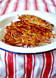 Beetroot Walnut Salmon With Spiralized Baked Potato Rosti Food To Glow Spiralizer Recipes Food Savoury Food