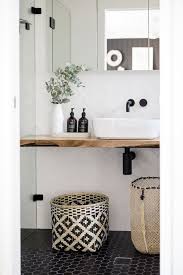 jaren 30 badkamer inspiratie inrichting met zwart sanitair en een houten wastafelblad met waskom badkamerdecoratie badkamer inspiratie badkamer
