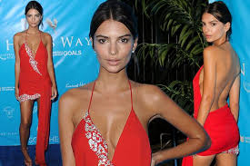 Emily ratajkowski's height is 5 feet 5 inches. Emily Ratajkowski Looks Red Hot As She Stuns In Backless Gown At Un Dinner Mirror Online