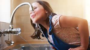 D'après l'enquête réalisée par ufc que choisir, si 98% des français ont dans le détail, l'association de consommateurs a listé, commune par commune, la qualité de l'eau potable. Coronavirus Boire L Eau Du Robinet Est Il Sans Danger Magicmaman Com