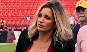 He has a son named hudson with his wife elizabeth barry. Social Media Went Nuts Over Alex Smith S Smoking Hot Wife Just Before Mnf Game Pics Tweets Total Pro Sports