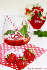 Erdbeersirup Life Is Full Of Goodies Erdbeersirup Erdbeeren Erdbeer Rezepte