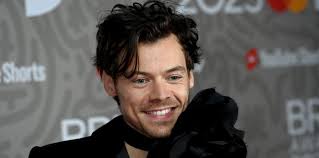 Harry Styles al supermercato di Orbetello. E si parla di un amore italiano:  le foto