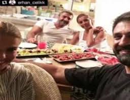 Görevine doğan grubu'na bağlı hürriyet gazetesinde ankara temsilcisi olarak devam eden fırat, ankara'da bu gece düzenlenen törende iş adamı murat özvardar ile hayatını birleştirdi. Gulben Ergen In Yeni Sevgilisi Burak Torer Yakin Dostu Hande Firat In Eski Sevgilisi Cikti Magazin Haberleri