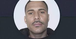 Elder da Silva. Motorista de aplicativo, deixou uma passageira, idosa, no  portão da casa dela. E seguiu. A idosa se desesperou pois esqueceu a  carteira com cerca de um mil reais, no