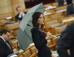 Összeszedtük, kit, hányszor és miért ért utol az országgyűlésben a házelnök szigora. Csak Egy Mondat