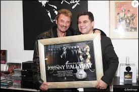 Partagez vos connaissances en participant participez au sondage ! Exclusif Johnny Hallyday Recoit Un Triple Disque De Platine 650 000 Ventes Pour Son Album Le Coeur D Un Homme Chez Warner Il Etait Entoure A Cette Occasio Purepeople