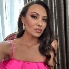 Lesley Mendiola's Instagram, Twitter & Facebook