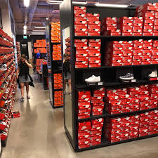 Im modehaus sorgt licht für eine angenehme atmosphäre. Nike Factory Store Brunnthal Munchen Bayern