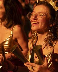 a nossa phoderosa BATERIA EVOÉ 🍇✨ [da série: o que te espera dia 18 😏] a  BATERIA EVOÉ nasceu a partir de oficinas ministradas pelo mestre  @cosmelucian com assistência de @fefecamilo a