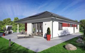 Zudem schwanken die preise regional, aber auch zwischen ballungsgebieten und dem land sehr stark. Fertighaus Bungalow Modern Mit Walmdach Architektur 5 Zimmer 120 Qm Haus Bauen Ideen Bungalow Sh 127 B Fertighaus Bungalow Haus Bungalow Moderner Bungalow