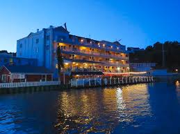 Et par lokale landemerker er fort mackinac (fort) og fort holmes, mens colonial michilimackinac park og fort michilimackinac state historic park kan friste med vakre naturomgivelser. Chippewa Hotel On Mackinac Island Photograph By Keith Stokes