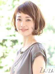 フェイスラインを出してスッキリ爽やかな印象に 春のおすすめヘアスタイル キナリノ ボブ パーマ 40代 ヘアカタログ ボブ 髪型 ボブ