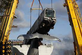Davco is one of australia's leading crane and winch distributors, dedicated to high quality products and competitive prices. Cranes Lift Runaway Train Off Whale Sculpture In Rotterdam The Mail