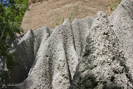 The river valley is known for its gorge cheile văii stanciului and the vălul miresei waterfalls. Piramidele De Pamant Valea Stancioiului Ramnicu Valcea CartiÈ›a PlimbÄƒreaÈ›Äƒ