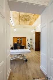 Behandlungszimmer Im Historischen Ambiente Altbau Mit Stuk Behandlungszimmer Altbau Behandlungsraum