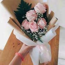 Buket dengan dominasi bunga mawar merah atau pun putih akan sangat berkesan ketika diberikan kepada sahabat, pacar atau orang terkasih lainnya. Moon Florist Toko Bunga Semarang Berpengalaman Dan Terpercaya