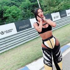 L Image Contient Peut Etre Une Personne Ou Plus Personnes Debout Et Plein Air Kpop Rappers Rappers Kpop Girls