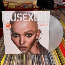 El nuevo álbum "EUSEXUA" de FKA twigs teje ritmos electrónicos en una  euforia íntima en canciones como "Perfect Stranger. "Esta tienda de discos  indie edición limitada Milky Clear Vinyl LP incluye una