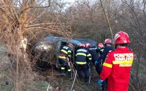 Cred că îmi datorează doi oră din timpul său. Update Doi Oameni Au Murit DupÄƒ Ce Masina In Care Se Aflau S A Izbit Puternic De Un Copac Si S A RÄƒsturnat Foto