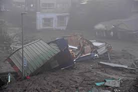 静岡 熱海市で広範囲に土砂崩れの情報 住宅が巻き込まれたか 2021年7月3日 12時43分 気象 消防によりますと、静岡県熱海市伊豆山にある神社の近くで、午前10時半ごろ住民から「土砂崩れが発生した」と消防に通報がありました。 To5shraqybu7lm