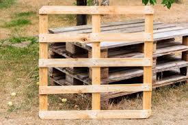 Kompost Anlegen Fur Unsere Huhner Komposter Aus Holz Bauen Huhner Halten Im Garten Lillelutt In 2020 Kompost Komposter Holz Huhner Im Garten