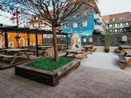 Je savremeni lifestyle portal na kome se prvi možete upoznati sa aktuelnostima iz sveta mode, lepote, umetnosti, dizajna i kulture. Le Buro Home Facebook