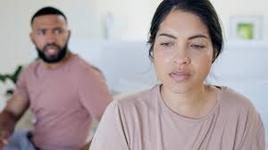 Navegan con la bandera de la sinceridad para ocultar su poca prudencia.  Hieren de una y mil formas a la gente que les rodea ensalzando su  sinceridad y defendiendo su verdad. Culpan