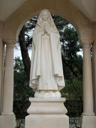 La virgen se aparece en fátima (portugal) en 1917 desde mayo a octubre, el mundo estaba envuelto en las llamas de la 1ª guerra mundial, nadie hablaba todavía del peligro. Hoy Se Cumplen 103 Anos De La Primera Aparicion De La Virgen De Fatima