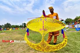 Banyak sekali warisan budaya yang mengandung nilai luhur dan patut untuk. Lestarikan Budaya Permainan Rakyat Layang Layang Dan Gasing