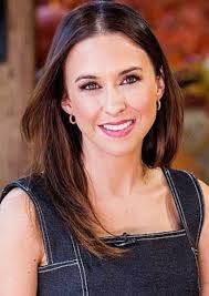 Fan Casting Lacey Chabert as Aunt Olivia in Little White Lies