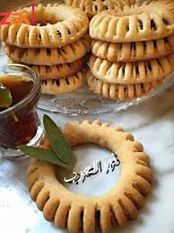 نضيف كميه قليلة من الزيت النباتي الى المقلاه و نتركة على النار المتوسطة حتي يسخن. ÙƒØ¹Ùƒ Ø§Ù„ØªÙ…Ø± Ø²Ø§ÙƒÙŠ Arabic Sweets Recipes Arabic Dessert Arabic Sweets