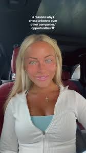 Mindy Cross's Instagram, Twitter & Facebook