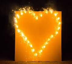 Brennendes Herz Zur Hochzeit Lichterbild In 2020 Hochzeit Feuerwerk Feuerwerk Und Wunderkerzen