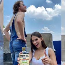 Luisito comunica volvió a ser tendencia luego de compartir una nueva foto con su novia y el polémico mezcal que hizo que lo calificaran de machista. Novia De Luisito Comunica Recrea Foto Polemica El Informador