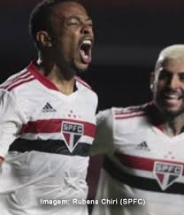 Torcedor do são paulo mora dentro do escudo do clube. Fiqne0quqkkqvm