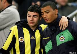 Fenerbahçe spor kulübü'nde teknik direktör aykut kocaman'ın kadroda düşünmediğini daha önce açıkladığı colin kazım richards'ın sözleşmesi karşılıklı olarak feshedildi. Colin Kazim Richards Denies Talk Of Rift With Celtic Boss Brendan Rodgers