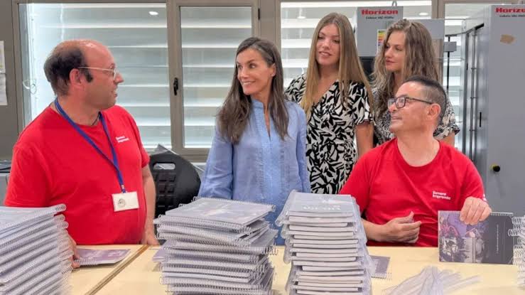 La Reina Letizia y sus hijas visitan a personas con discapacidad en Mallorca