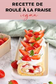 Roule A La Fraise A La Creme Vegetale Fatima Khemar Recette Roule A La Fraise Recettes Saines Et Gourmandes Recette Genoise