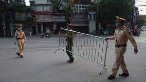 Người dân khai báo y tế ở trạm kiểm soát phú bài. Bcx9lm4dvlbawm
