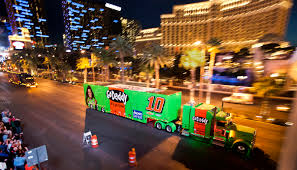 Dette gjøres ved å stenge en av verdens mest berømte veistumper, las vegas strip, kjøre teamtruckene i. 2014 Nascar Hauler Parade