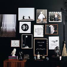 Und dann ist da noch die sache, dass sie die ganze welt mit allerlei zauber erfüllen. This Harry Potter Themed Gallery Wall Is The Best Thing I Ve Seen All Day Fea Harry Potter Geburtstagsparty Ideen Zimmer Gestalten Inneneinrichtung Ideen