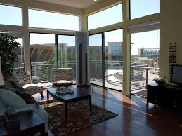Apartment Design In Austin Texas With Hardwood Flooring Http Www Interiordesignwiki Com Home Decoration Apartment Grundriss Wohnung Glasboden Design Ideen