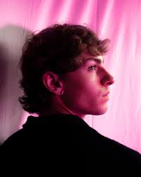 Singer juggles tunes and objects — GRID NEWS