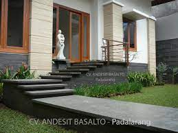 Kita harus memilih batu alam sebagai lantai teras rumah dengan motif yang kita susun hingga menjadi sebuah pola tertentu. Desain Pilar Rumah Batu Alam Sinergi Stone