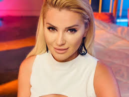 Songül karlı, 2007'de kanal 7 ekranlarından yayımlanan songül karlı i̇le cumartesi isimli sabah programı sundu. Songul Karli Yasadigi Zor Gunlerden Sonra Kendini Spora Verdi Songul Karli Kimdir Magazin Haberleri Ntv