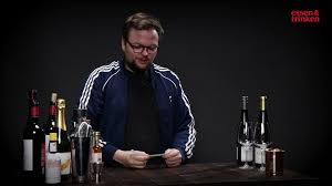 5 sarah nimmt einen schluck wein und lehnt sich an die bar. Video Was Unterscheidet Sussen Wein Von Trockenem Wein Essen Und Trinken